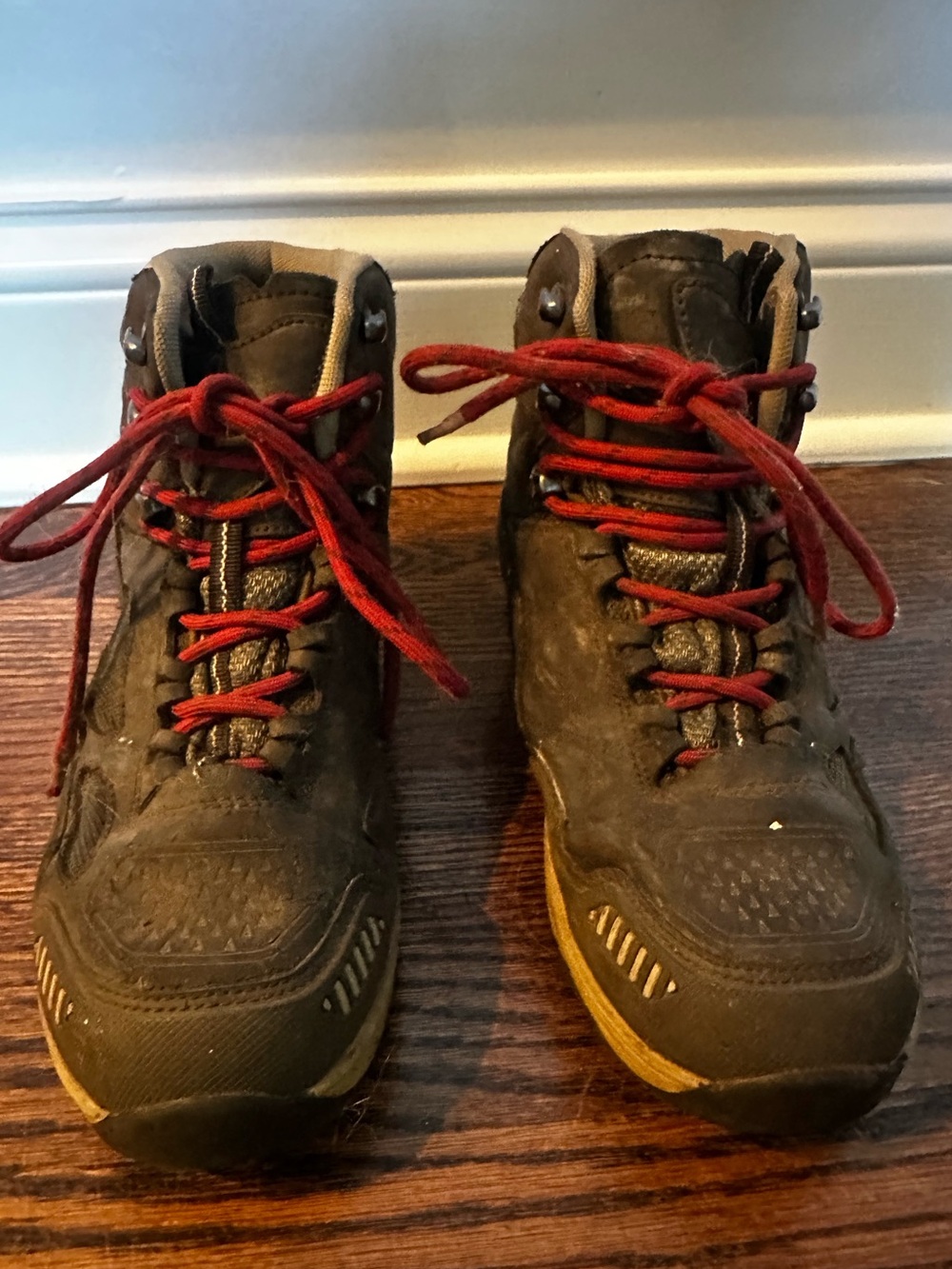 Vasque Kids Waterproof Hiking Boots – Boys Size 5